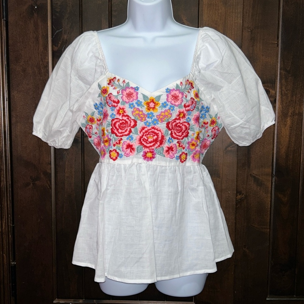 New Savanna Jane Embroidered Top Small